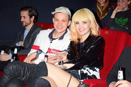 ...ging es ab in das Innere des Kinosaals, wo die beiden aufgeregt den Beginn der Komödie erwarteten. Und während die beiden...