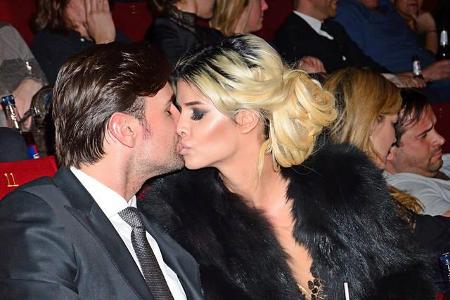...Micaela Schäfer und ihr Schatz Felix Steiner wieder nur Augen für einander - wenn sie beim wilden Knutschen überhaupt die...