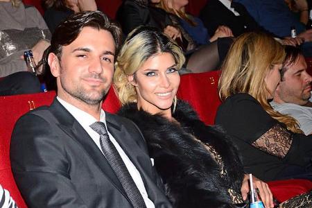 ...besteht wirklich kein Zweifel daran, dass die Nackt-DJane ziemlich verknallt ist - und das darf gerne auch jeder sehen. H...