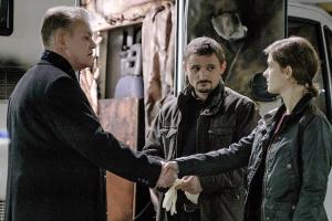 "Mitten in Deutschland": Dieter Wolter (T. Lawinky, li.), Paul Winter (F. Lukas) und Charlotte Ahler (L. Fries) bei ihren Un...