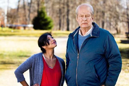 Sepideh (Nelly Jamarani) kann erstaunlicherweise etwas mit dem Griesgram Ove (Rolf Lassgard) anfangen