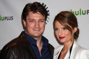 Nathan Fillion und Stana Katic zusammen auf dem roten Teppich