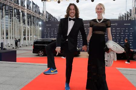 Zeigt her eure Sneakers: Fußballstar Carles Puyol mit Frau
