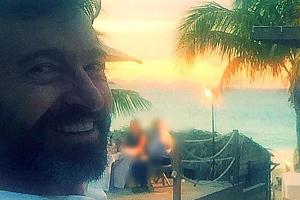 Hugh Jackman entspannt im Sonnenuntergang