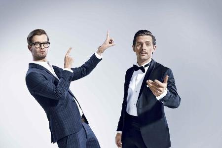 Joko Winterscheidt (l.) und Klaas Heufer-Umlauf präsentieren die 