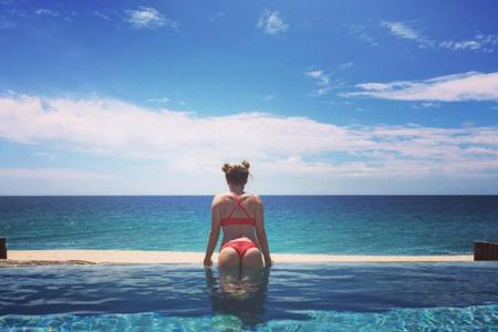 Ashley Tisdale zeigt ihre Topfigur in diesem sommerlichen Schnappschuss