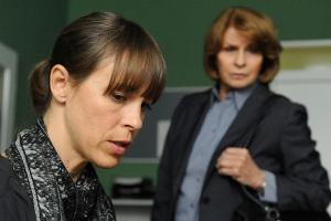 "Unter Verdacht: Ein Richter": Doris Kern (Anneke Kim Sarnau, l.) wurde gegen Richter Koller handgreiflich - Dr. Eva Maria P...