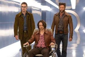 "X-Men - Zukunft ist Vergangenheit": Wolverine (H. Jackman, r.) wird zusammen mit dem jungen Charles Xavier (J. McAvoy, M.) ...