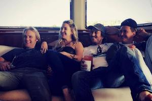 Kate Hudson ganz vertraut mit drei Brüdern, darunter die Schauspieler Wyatt Russell (l.) und Oliver Hudson (2.v.r.)