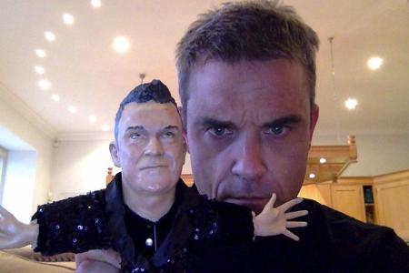Robbie Williams mit einer eher seltsamen Puppe