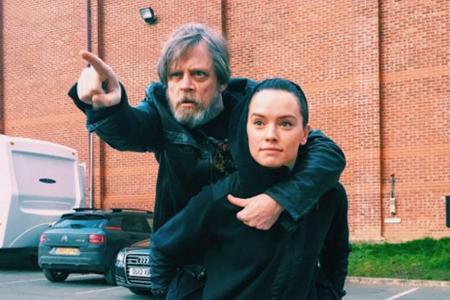 Mark Hamill und Daisy Ridley am Set von 