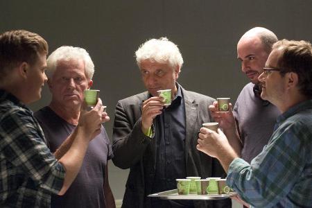 Auf das 25-jährige Dienstjubiläum von Batic und Leitmayr (v.l.n.r.): Kalli Hammermann (Ferdinand Hofer), Ivo Batic (Miroslav...