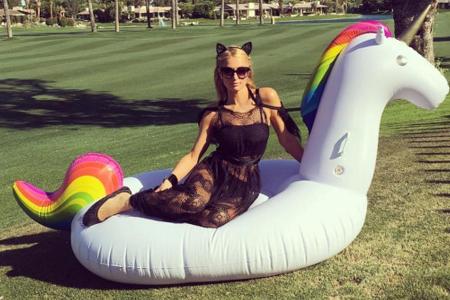 Paris Hilton sattelt ihr Einhorn für den Weg zum Coachella-Festival
