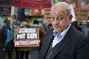 "Wilsberg: Mord und Beton": Wilsberg (Leonard Lansink) undercover bei einer Demonstration.