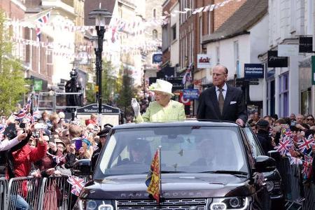 Zusammen mit ihrem Mann grüßte die Queen die Anwesenden.