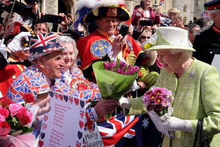 Briten überreichen ihrer Regentin Blumen.