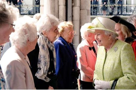 Die Queen traf sich an ihrem Geburtstag mit Frauen, die 2016 ebenfalls 90 Jahre alt werden.
