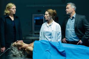 "Die Tote aus der Schlucht: Kommissarin Landauer (Rosalie Thomass, l.) erfährt, dass die Tote ihre biologische Mutter ist.