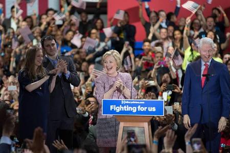 Chelsea Clinton und ihr Ehemann Marc Mezvinsky jubeln Hillary Clinton zu