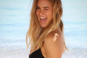 Schwanger und gut gelaunt zeigt Bar Refaeli das erste Teil ihrer Bikini-Kollektion