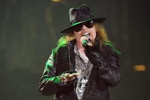 Axl Rose wird seine nächsten Konzerte im Gips bestreiten müssen