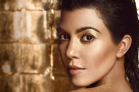 Ganz in Gold: Mit diesem Foto verkündet Kourtney Kardashian ihren großen Werbedeal