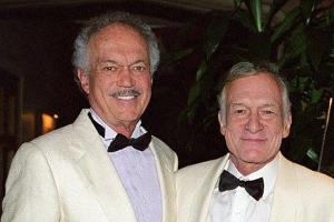 Hugh Hefner (r.) und sein jüngerer Bruder Keith