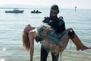 "Die Toten vom Bodensee - Stille Wasser": Ein Taucher trägt die mit Fischernetzen umspannte Leiche ans Ufer.