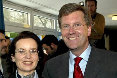 Der Ex-Bundespräsident Christian Wulff (CDU) und seine erste Frau Christiane (im Bild) ließen sich 2008 nach zehn Jahren Ehe...