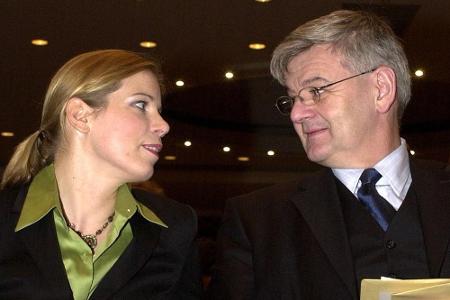 Joschka Fischers (Die Grünen) Ex-Frauen könnten eine eigene Bilder-Galerie füllen: Zuletzt ließ er sich 2003 von Nicola Lesk...