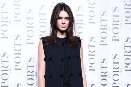 Kendall Jenner stylt weiße Sneakers zu lässiger Jeans und langer Weste