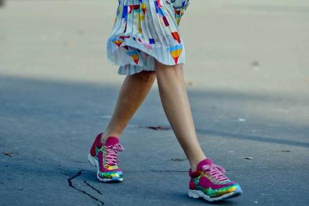 In Paris trägt dieses Modemädchen Luxus-Sneaker von Chanel