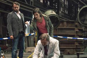 "Tatort: Der treue Roy": Die Kriminalhauptkommissare Lessing (Christian Ulmen) und Kira Dorn (Nora Tschirner) am Fundort der...