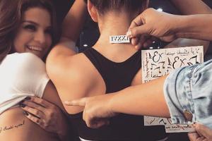 Stolz präsentiert Selena Gomez ihre neue Werbeidee - Fans dürfen sich auf die Light-Version ihrer Tattoos freuen