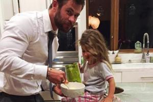 Da schmilzt das Frauenherz: Chris Hemsworth mit seiner Tochter
