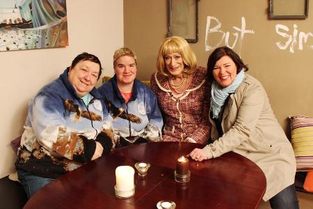 Lilo Wanders steht Beate bei 