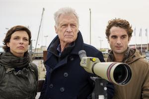 "Nord Nord Mord: Clüver und der tote Koch": Clüver (Robert Atzorn, M.) und sein Team werden auf eine falsche Fährte gelockt.