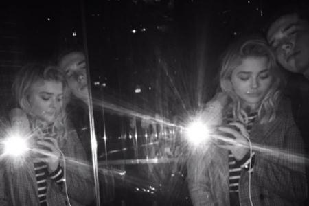 Liebevoll legt Brooklyn Beckham den Arm um Chloë Grace Moretz