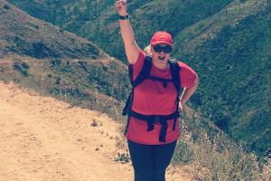 Rebel Wilson während einer Wanderung in den Bergen um Los Angeles