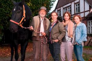 "Matthiesens Töchter": Das Wiedersehen von Matthiesen (Matthias Habich) mit seinen Töchtern Esther (Julia Jäger, 2. v. l.), ...