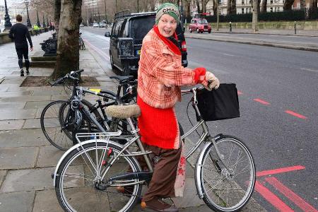 Während andere ins Auto steigen, nutzt Vivienne Westwood lieber ihren Drahtesel