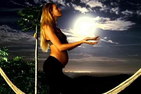 Candice Swanepoel zeigt ihren Babybauch