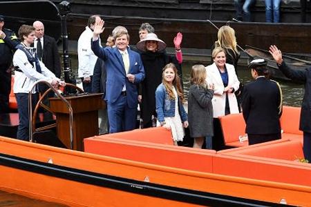 Die Königsfamilie trotzte dem kalten Wetter bei einer Schifffahrt.