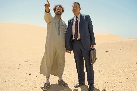 Yousef (Alexander Black) und Alan (Tom Hanks) in der Wüste von Saudi-Arabien