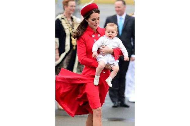 ...mächtig Wirbel dank Popo-Blitzer sorgte, hat Queen Elisabeth der Herzogin ein Kleidergebot auferlegt. Statt flatternden S...