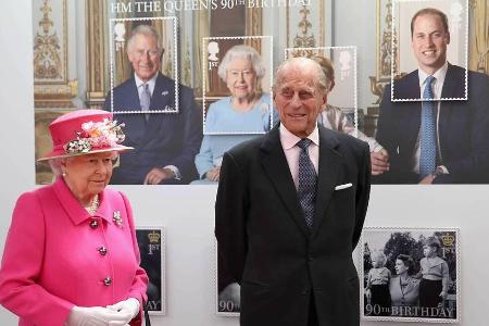 Queen Elizabeth und Prinz Philip bei der Präsentation der Sonderbriefmarken zum 90. Geburtstag der Königin in London