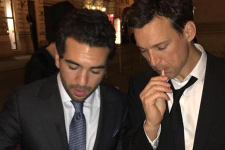 Kleiner Snack gefällig? Elyas M'Barek und Florian David Fitz genehmigen sich eine Wurst vom Imbissstand