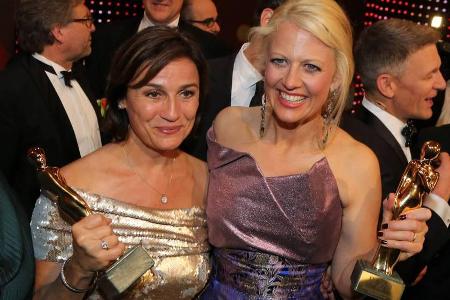 Freuen sich gemeinsam über ihre Trophäen: Sandra Maischberger (l.) und Barbara Schöneberger