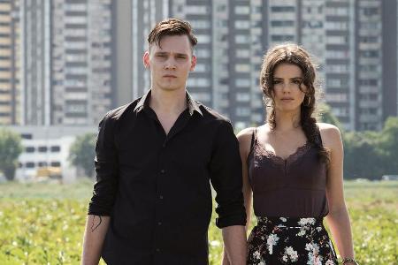 Ungleiches Paar: Laura Hartmann (Ruby O. Fee) lebt in einem Villenviertel, Adrian Tarrach (Rick Okon) wuchs in einer Hochhau...