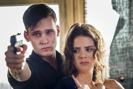 Adrian Tarrach (Rick Okon) träumt von einer gemeinsamen Zukunft mit Laura (Ruby O. Fee) und nimmt dafür jedes Risiko in Kauf